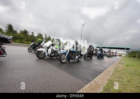 M6, UK. 5. Oktober 2013. Der M6 Toll Road, wirft die Barrieren zur Unterstützung der Tausende von Bikern in die jährliche Fahrt an die Wand zu öffnen. Biker denken Sie daran, dass Großbritannien in allen Konflikten, während dieser Fahrt zum National Memorial Arboretum in Alrewas gefallen ist. Bildnachweis: David Broadbent/Alamy Live-Nachrichten Stockfoto