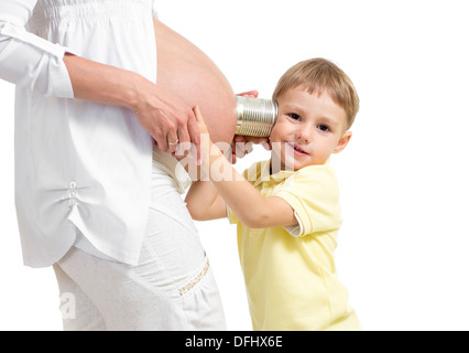 Kid Boy mit zuhören können schwangere Mutter Bauch Stockfoto