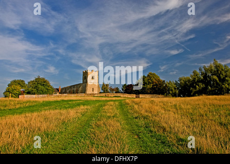 Die Stein mittelalterliche Kirche in kleinen Warwickshire Dorf Chesterton, sitzt auf einem kleinen Hügel am Rande des Dorfes Stockfoto