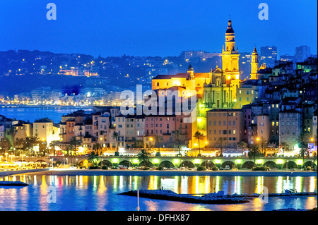 Europa, Frankreich, Alpes-Maritimes Menton. Basilika Saint-Michel und die Marina in der Nacht. Stockfoto