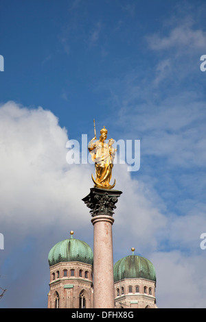 Jungfrau Maria auf die Mariensäule und die Kirchtürme der Frauenkirche in München, Bayern, Deutschland Stockfoto