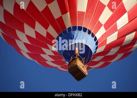 Albuquerque, New Mexico, USA. 5. Oktober 2013. Spirit In The Sky-Heißluftballon schwebt durch während der Eröffnungstag der Albuquerque International Balloon Fiesta Samstag, 5. Oktober 2013. Bildnachweis: Brian Winter/Alamy Live-Nachrichten Stockfoto