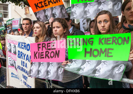 London, UK. 5. Oktober 2013. Demonstranten fordern die Freilassung der "Arktis 30' vor der russischen Botschaft in London. Bildnachweis: Paul Davey/Alamy Live-Nachrichten Stockfoto