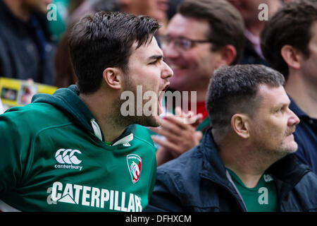 Leicester, UK. 5. Oktober 2013. Ein Leicester-Fan schreit Ermutigung.  Aktion aus dem Aviva Premiership Runde 5 Spiel zwischen Leicester Tigers und Northampton Saints gespielt an der Welford Road, Leicester Credit: Graham Wilson/Alamy Live News Stockfoto