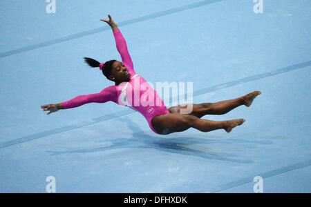 Antwerpen, Belgien. 4. Oktober 2013. Simone Biles der USA konkurriert auf dem Boden während der Frauen multisport Finale bei der künstlerischen Gymnastik-WM in Antwerpen, Belgien, 4. Oktober 2013. Foto: MARIJAN MURAT/Dpa/Alamy Live News Stockfoto