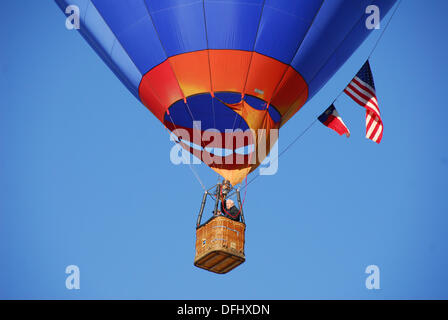 Albuquerque, New Mexico, USA. 5. Oktober 2013. Heißluftballon über Albuquerque, New Mexiko auf Samstag, 5. Oktober 2013 in Albuquerque International Balloon Fiesta Credit: Brian Winter/Alamy Live News Stockfoto