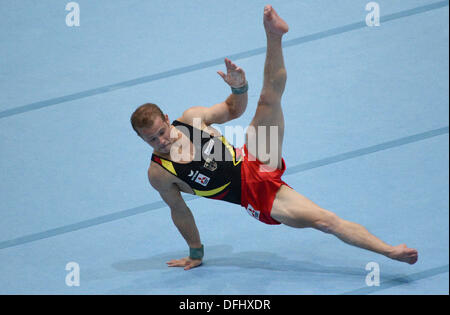 Antwerpen, Belgien. 5. Oktober 2013. Fabian Hambüchen Deutschland konkurriert auf dem Bodenturnen während das Finale bei der künstlerischen Gymnastik-WM in Antwerpen, Belgien, 5. Oktober 2013. Foto: MARIJAN MURAT/Dpa/Alamy Live News Stockfoto