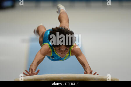 Antwerpen, Belgien. 5. Oktober 2013. Oksana Chusovitina von Usbekistan konkurriert im Gewölbe während der Frauen Apparat bei der künstlerischen Gymnastik-WM in Antwerpen, Belgien, 5. Oktober 2013. Foto: MARIJAN MURAT/Dpa/Alamy Live News Stockfoto