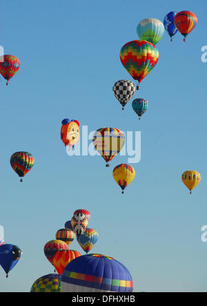 Albuquerque, New Mexico, USA. 5. Oktober 2013. Heißluftballons füllen den Himmel über Albuquerque in New Mexico auf Samstag, 5. Oktober 2013 in Albuquerque International Balloon Fiesta. Bildnachweis: Brian Winter/Alamy Live-Nachrichten Stockfoto