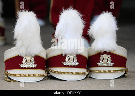 Chestnut Hill, Massachusetts, USA. 5. Oktober 2013. Eine Gesamtansicht der Hüte von Boston College Adler Bandmitgliedern vor der NCAA Football-Spiel zwischen dem Boston College Eagles und Army Black Knights im Alumni-Stadion. Anthony Nesmith/CSM/Alamy Live-Nachrichten Stockfoto