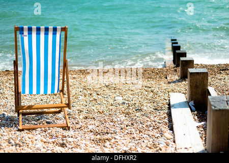 Einzelne blaue Liegestuhl am Strand in Bognor Regis, West Sussex, UK Stockfoto