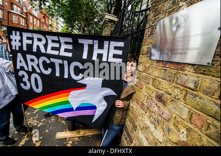 London, UK. 5. Oktober 2013. Greenpeace organisieren einen weltweiten Tag der Solidarität zur Unterstützung der Arktis 30, die mit der Piraterie durch die russische Staatsanwaltschaft angeklagt wurden. Laut Greenpeace über 800.000 wurden bereits in russischen Botschaften für ihre sofortige Freilassung fordern geschrieben. Heute sind die Demonstranten aufgefordert, Nachrichten der Solidarität auf Papier Tauben, schreiben die Inhaftierten in Murmansk zugesandt wird. Russische Botschaft, Kensington Palace Gardens, London, UK, 5. Oktober 2013 Kredit: Guy Bell/Alamy Live-Nachrichten Stockfoto