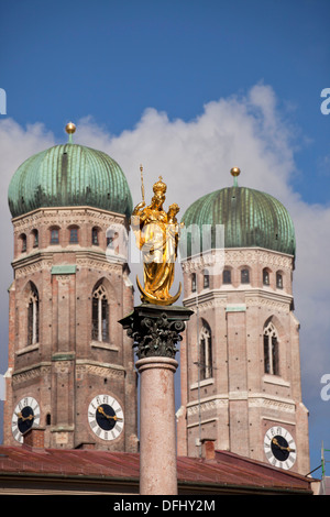 Jungfrau Maria auf die Mariensäule und die Kirchtürme der Frauenkirche in München, Bayern, Deutschland Stockfoto