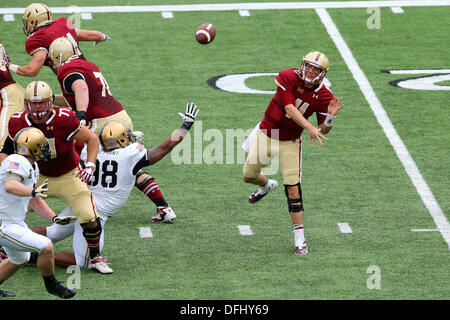 Chestnut Hill, Massachusetts, USA. 5. Oktober 2013. Boston College Eagles-Quarterback Chase Rettig (11) wirft einen Pass im ersten Quartal der NCAA Football-Spiel zwischen dem Boston College Eagles und Army Black Knights im Alumni-Stadion. Anthony Nesmith/CSM/Alamy Live-Nachrichten Stockfoto