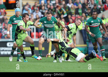 Leicester, UK. 5. Oktober 2013. Adam Thompstone auf die Ladung während der Aviva Premiership Spiel zwischen Leicester Tigers und Northampton Saints von Welford Road. Bildnachweis: Aktion Plus Sport/Alamy Live-Nachrichten Stockfoto