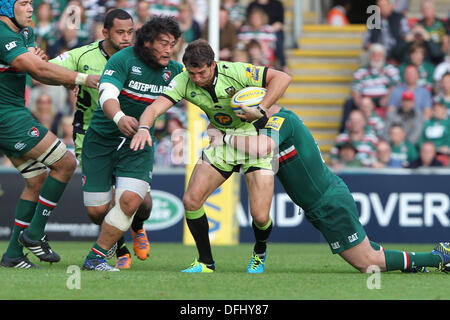 Leicester, UK. 5. Oktober 2013. Ben Foden von Northampton auf die Ladung während der Aviva Premiership Spiel zwischen Leicester Tigers und Northampton Saints von Welford Road. Bildnachweis: Aktion Plus Sport/Alamy Live-Nachrichten Stockfoto