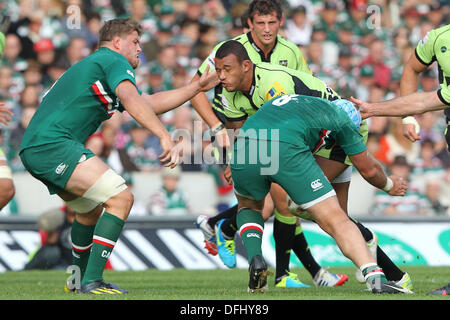 Leicester, UK. 5. Oktober 2013. Ben Foden von Northampton auf die Ladung während der Aviva Premiership Spiel zwischen Leicester Tigers und Northampton Saints von Welford Road. Bildnachweis: Aktion Plus Sport/Alamy Live-Nachrichten Stockfoto