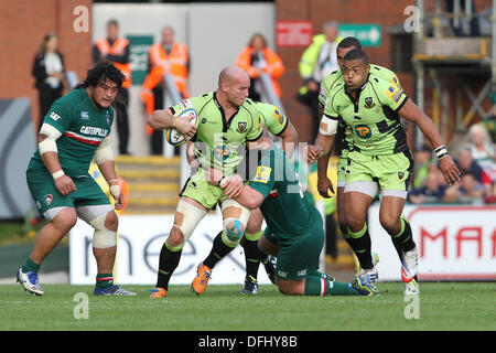Leicester, UK. 5. Oktober 2013. Sam Dickinson von Northampton während der Aviva Premiership Spiel zwischen Leicester Tigers und Northampton Saints von Welford Road. Bildnachweis: Aktion Plus Sport/Alamy Live-Nachrichten Stockfoto