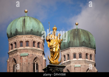 Jungfrau Maria auf die Mariensäule und die Kirchtürme der Frauenkirche in München, Bayern, Deutschland Stockfoto