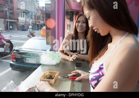 Betelnuss-Mädchen in einem Betelnuss-Stand in Taiwan Stockfoto