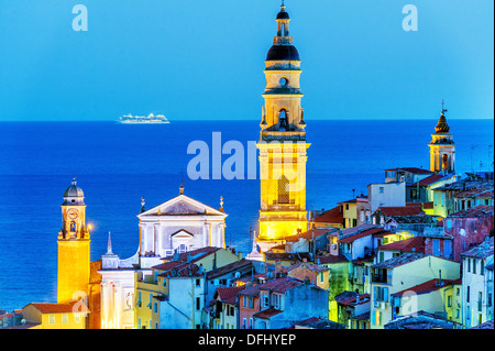 Europa, Frankreich, Alpes-Maritimes Menton. Die Altstadt und die Basilika von Saint-Michel in der Nacht. Stockfoto
