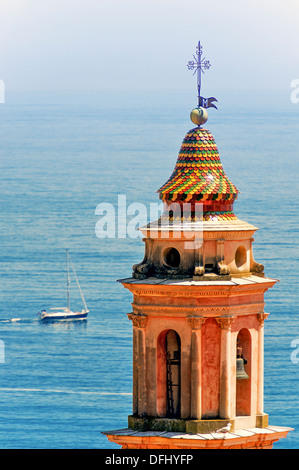 Europa, Frankreich, Alpes-Maritimes Menton. Die Glocke Turm der Basilika Saint-Michel. Stockfoto