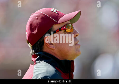 5. Oktober 2013: Florida State Seminolen Cheftrainer Jimbo Fisher sieht seine Spieler Aufwärmen vor dem Spiel zwischen Maryland Terrapins und der Florida State Seminolen Doak S. Campbell Stadium. Stockfoto