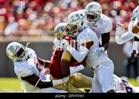 5. Oktober 2013: Florida State Seminolen Quarterback Jameis Winston (5) wird im ersten Quartal des Spiels zwischen Maryland Terrapins und der Florida State Seminolen Doak S. Campbell Stadium von der Maryland Terrapins Defense knirschte. Stockfoto