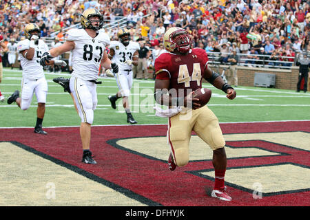 Chestnut Hill, Massachusetts, USA. 5. Oktober 2013. Boston College Eagles Runningback Andre Williams (44) erhält einen Touchdown im zweiten Quartal des NCAA Football-Spiel zwischen dem Boston College Eagles und Army Black Knights im Alumni-Stadion. Anthony Nesmith/CSM/Alamy Live-Nachrichten Stockfoto