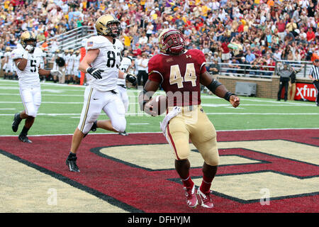 Chestnut Hill, Massachusetts, USA. 5. Oktober 2013. Boston College Eagles Runningback Andre Williams (44) erhält einen Touchdown im zweiten Quartal des NCAA Football-Spiel zwischen dem Boston College Eagles und Army Black Knights im Alumni-Stadion. Anthony Nesmith/CSM/Alamy Live-Nachrichten Stockfoto