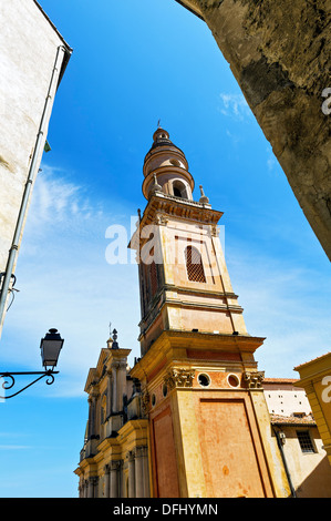 Europa, Frankreich, Alpes-Maritimes Menton. Die Glocke Turm der Basilika Saint-Michel. Stockfoto