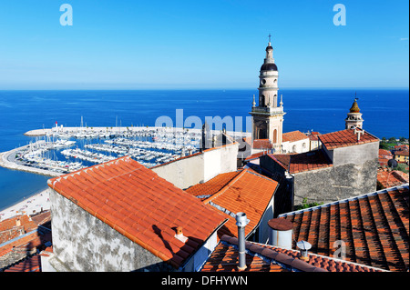 Europa, Frankreich, Alpes-Maritimes Menton. Der Glockenturm der weißen Büßer Kapelle Ansicht von der alten Burg-Friedhof. Stockfoto