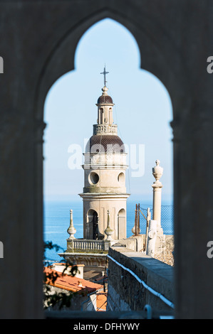 Europa, Frankreich, Alpes-Maritimes Menton. Die Glocke-Turm der weißen Büßer-Kapelle Blick von der alten Burg-Friedhof. Stockfoto