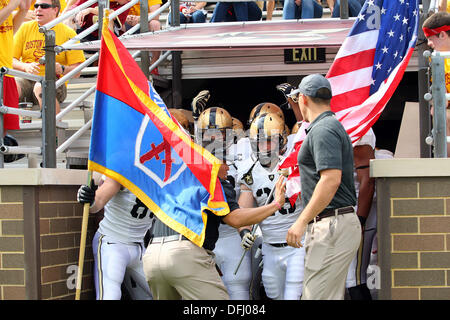 Chestnut Hill, Massachusetts, USA. 5. Oktober 2013. Army Black Knights nehmen Sie das Feld vor dem Start der NCAA Football Spiel zwischen den Boston College Eagles und Army Black Knights im Alumni-Stadion. Anthony Nesmith/CSM/Alamy Live-Nachrichten Stockfoto