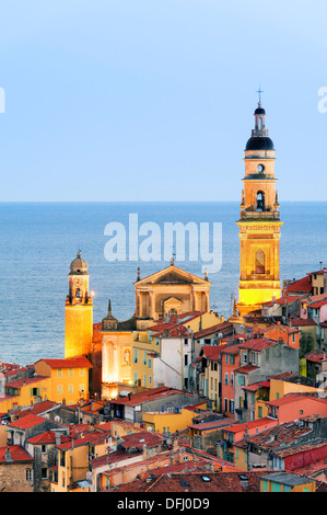 Europa, Frankreich, Alpes-Maritimes Menton. Die Altstadt und die Basilika von Saint-Michel in der Nacht. Stockfoto