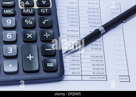 Unternehmen finanzielle Chartanalyse mit Taschenrechner & Stift auf Papier arbeiten Stockfoto