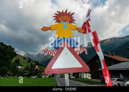 Schülerinnen und Schüler dreieckigen Warnung Straße Wegweiser. Klosters, Schweiz Stockfoto