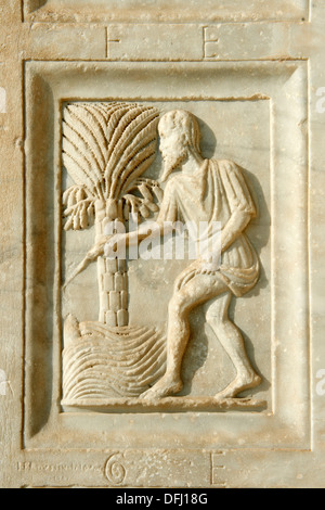 Mittelalterliche Skulpturen von der Tür des Baptisteriums von Pisa, Italien Stockfoto