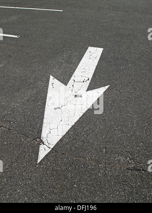 Pfeil-Symbol auf dem Parkplatz-Bürgersteig Stockfoto