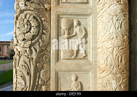 Mittelalterliche Skulpturen von der Tür des Baptisteriums von Pisa, Italien Stockfoto