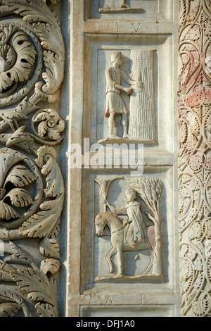 Mittelalterliche Skulpturen von der Tür des Baptisteriums von Pisa, Italien Stockfoto