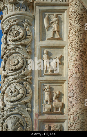 Mittelalterliche Skulpturen von der Tür des Baptisteriums von Pisa, Italien Stockfoto