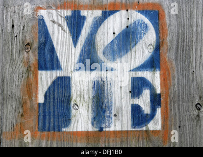 verblasste Farben Abstimmung melden Sie auf einem verwitterten grauen Sperrholz Stockfoto