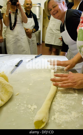 Gnocchi machen in einem Kochkurs in der Toskana. Stockfoto