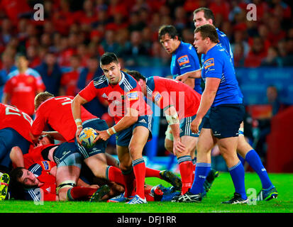 Limerick, Irland. 5. Oktober 2013. Conor Murray (Munster) geht der Ball wieder aus einem Ruck während des RaboDirect Pro 12-Spiels zwischen Munster und Leinster von Thomond Park. Bildnachweis: Aktion Plus Sport/Alamy Live-Nachrichten Stockfoto