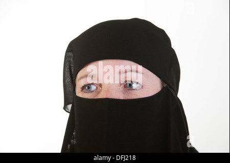 Kaukasische mittleren Alter Frau trägt einen Niqab Stockfoto