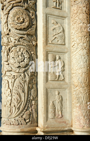 Mittelalterliche Skulpturen von der Tür des Baptisteriums von Pisa, Italien Stockfoto