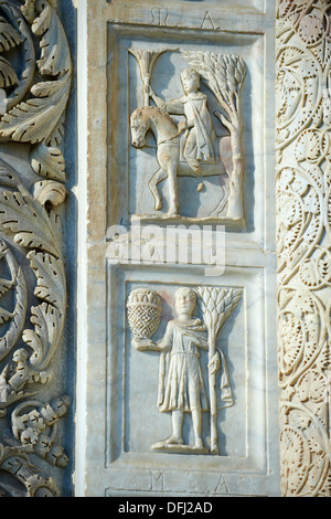 Mittelalterliche Skulpturen von der Tür des Baptisteriums von Pisa, Italien Stockfoto