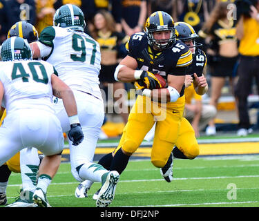 Iowa City, Iowa, USA. 5. Oktober 2013. Am 5. Oktober. 2013: Iowa RB #45 Mark Weisman in Aktion während der NCAA Football-Spiel zwischen dem Iowa Hawkeyes und der Michigan State Spartans Kinnick Stadium in Iowa City, Iowa.Ke Lu/CSM/Alamy Live News Stockfoto