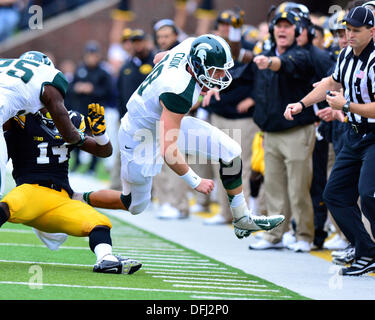 Iowa City, Iowa, USA. 5. Oktober 2013. Am 5. Oktober. 2013: Michigan State QB #18 Connor Koch machen einen Lauf für 1. unten während der NCAA Football-Spiel zwischen dem Iowa Hawkeyes und der Michigan State Spartans Kinnick Stadium in Iowa City, Iowa.Ke Lu/CSM/Alamy Live News Stockfoto